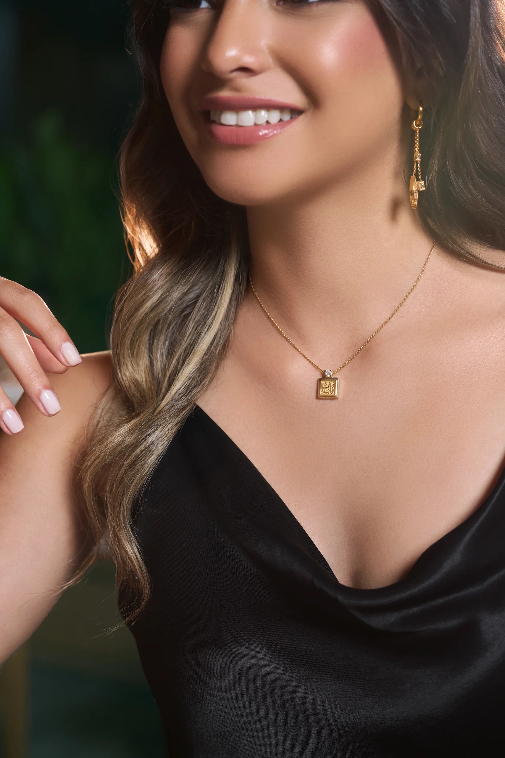 Elham 18k Gold Necklace with White Stone
